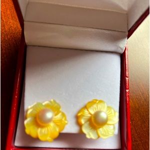 Mother Pearl Flower 14KT Yellow Gold Earring